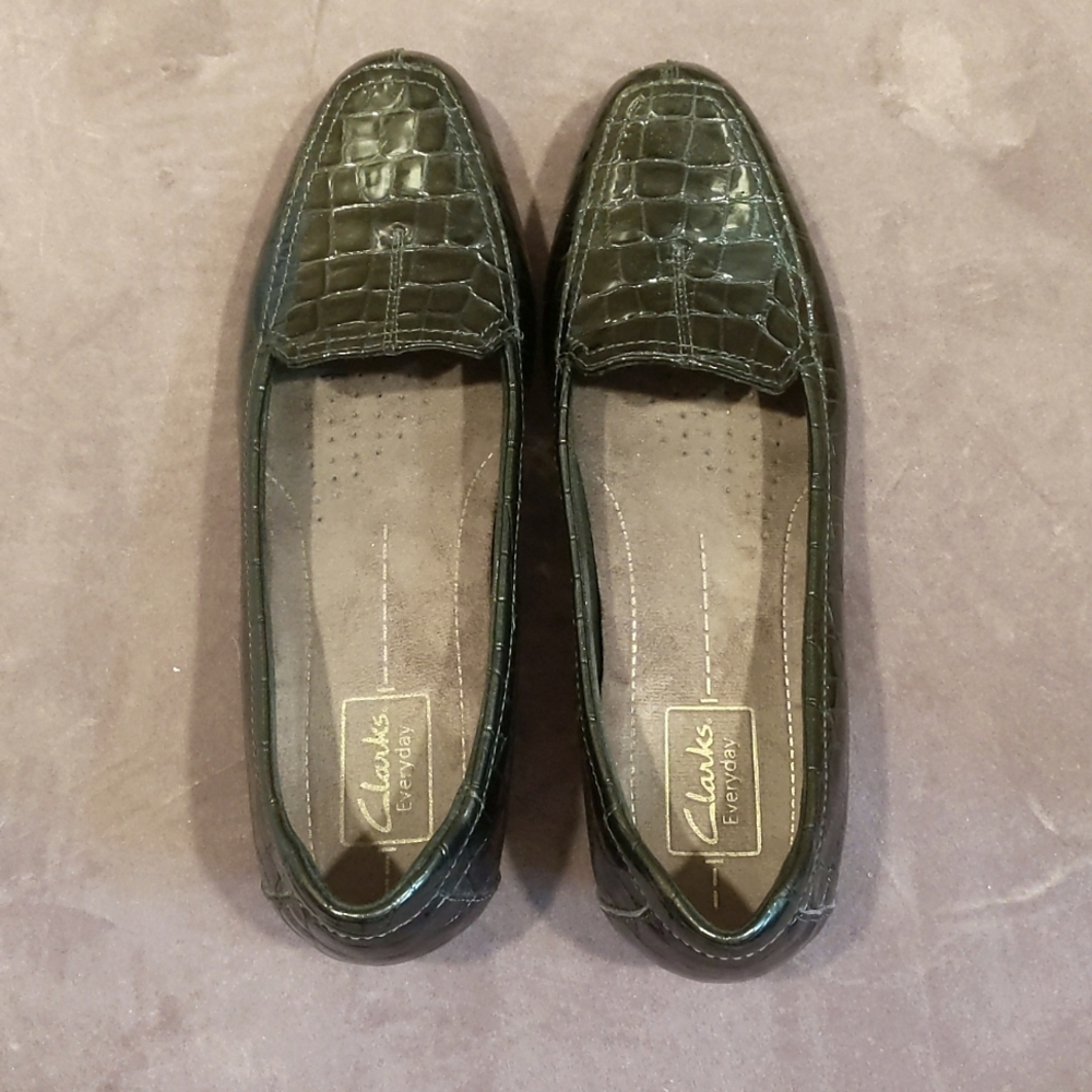 Womens's black patten crocodile pattern loafers.